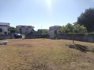 Terreno edificabile con recinzione in c.a