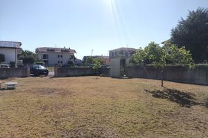Terreno edificabile con recinzione in c.a