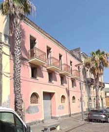 Due Palazzine Storiche vicino al porto di Riposto