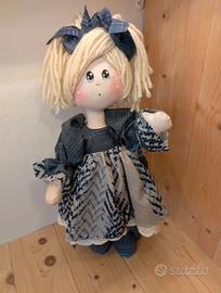 Bambola di stoffa interamente realizzata a mano