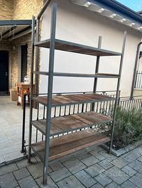 Scaffali in ferro e legno