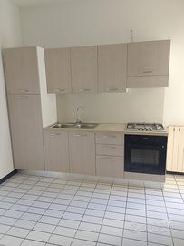 Cucina componibile con elettrodomestici