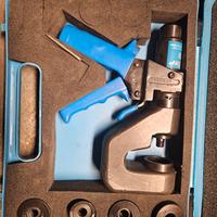 Punzonatore manuale per forare canali portacavi