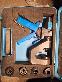 Punzonatore manuale per forare canali portacavi