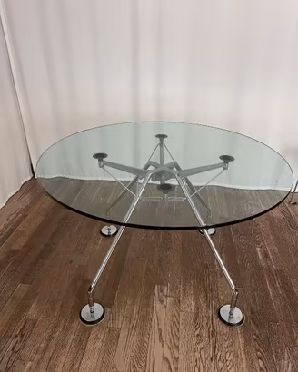 Tavolo Nomos rotondo di Tecno