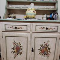 Credenza con porta piatti