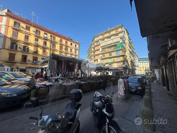 NEGOZIO A NAPOLI