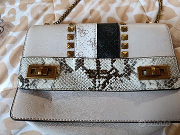 pochette Guess 
