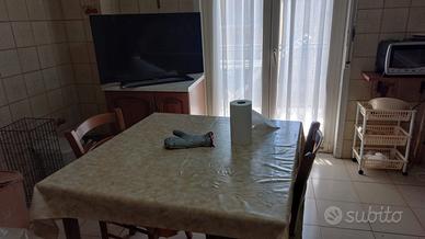 Cucina con lavastoviglie tavolo e sedie