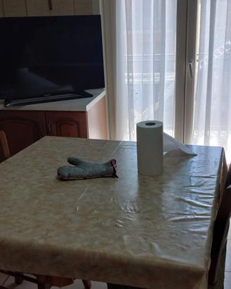 Cucina con lavastoviglie tavolo e sedie