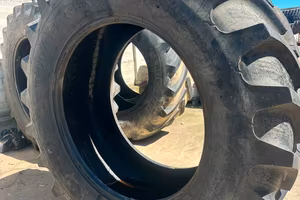 N°2 PNEUMATICI PER TRATTORE AGRICOLO 600/65/R30