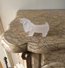 Statua - basset hound in alabastro bianco