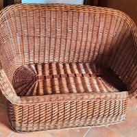 un divanetto e due poltroncine in vimini