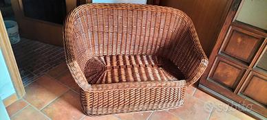 un divanetto e due poltroncine in vimini