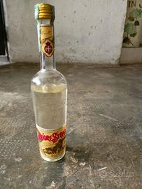 vecchia bottiglia liquore strega sigillata