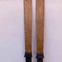 Antichi sci legno con attacchi vintage
