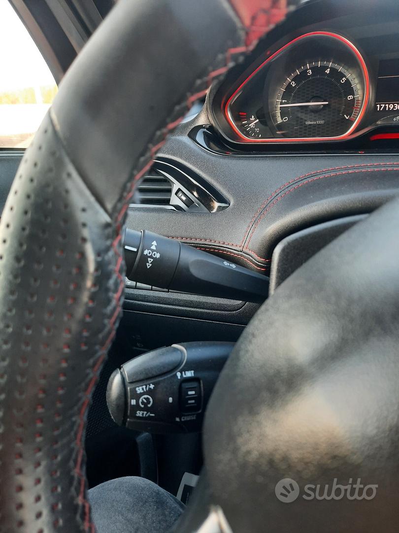 Peugeot 208 2013 photo 2