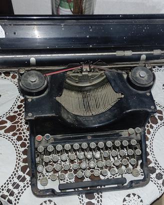 macchina da scrivere Olivetti M40