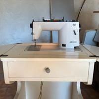 Macchina da cucire necchi
