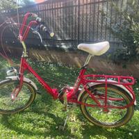 Bici pieghevole vintage rossa tipo Graziella