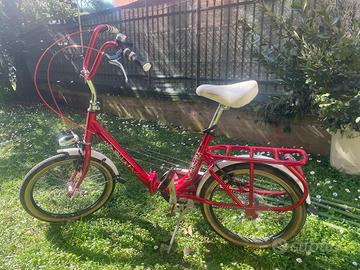 Bici pieghevole vintage rossa tipo Graziella