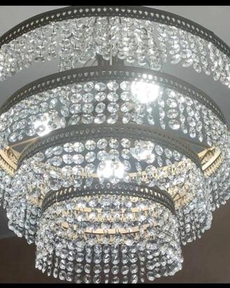 Vend lampadario con strass di svaroshi prezzo € 7