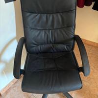 Poltrona in ecopelle nera