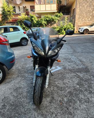 Yamaha  Fz6 Fazer 600  con scarico basso 
