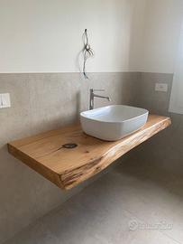 Mensole e tavoli in legno massello su misura