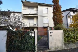 Villa di 200 m² con 5 locali e box auto a Guastall