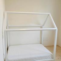 Letto a casetta in legno massello, color bianco