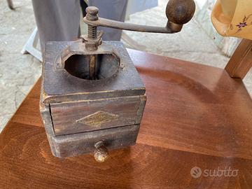 Ferri da stiro antichi , macinino da caffe e seltz