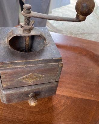 Ferri da stiro antichi , macinino da caffe e seltz