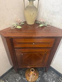 Mobile angolare intarsiato in legno massello