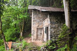 Rifugio in pietra immerso nel bosco