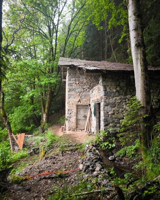 Rifugio in pietra immerso nel bosco