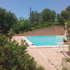 Trilocale con veranda piscina in collina