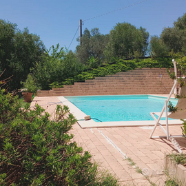 Trilocale con veranda piscina in collina