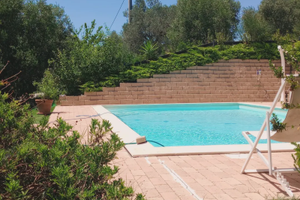 Trilocale con veranda piscina in collina