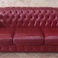 Divano in pelle rossa tipo Chester