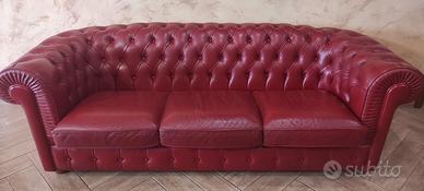 Divano in pelle rossa tipo Chester