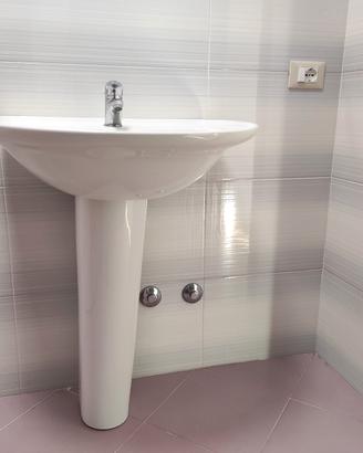 lavabo a muro piu colonna
