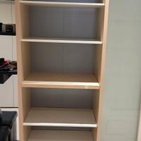 Libreria Ikea Billy con 5 ripiani.