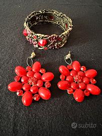 Set con bracciale rigido e orecchini a fiore