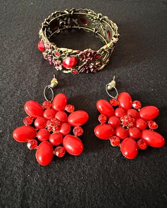 Set con bracciale rigido e orecchini a fiore