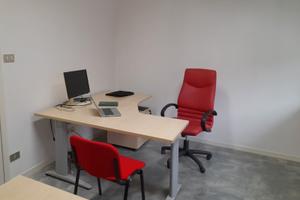 Postazione di lavoro in ufficio condiviso