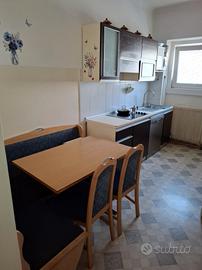 Cucina e tavolo con panca e sedie