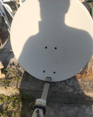 Parabola 60 cm con Staffa e LNB 4 Uscite Usata