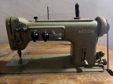 Macchina per cucire con base in ghisa Necchi