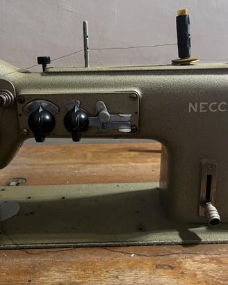 Macchina per cucire con base in ghisa Necchi
